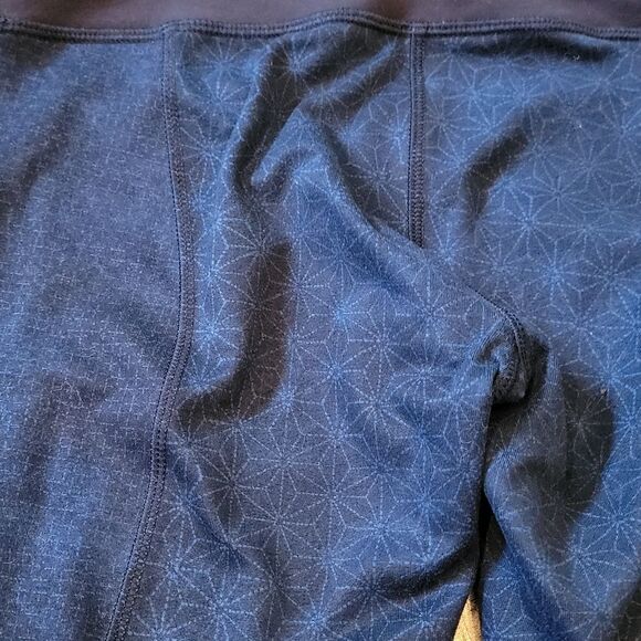 Lululemon size 6 navy leggings with floral print 💙 - Picture 6 of 10
